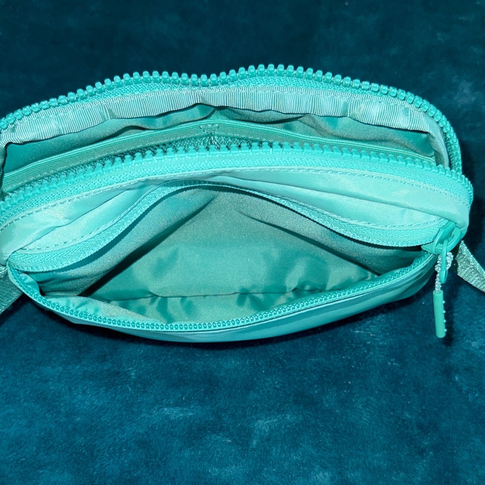 Lululemon Everywhere Belt Bag 1L in Paradise Green - Picture 5 of 7
